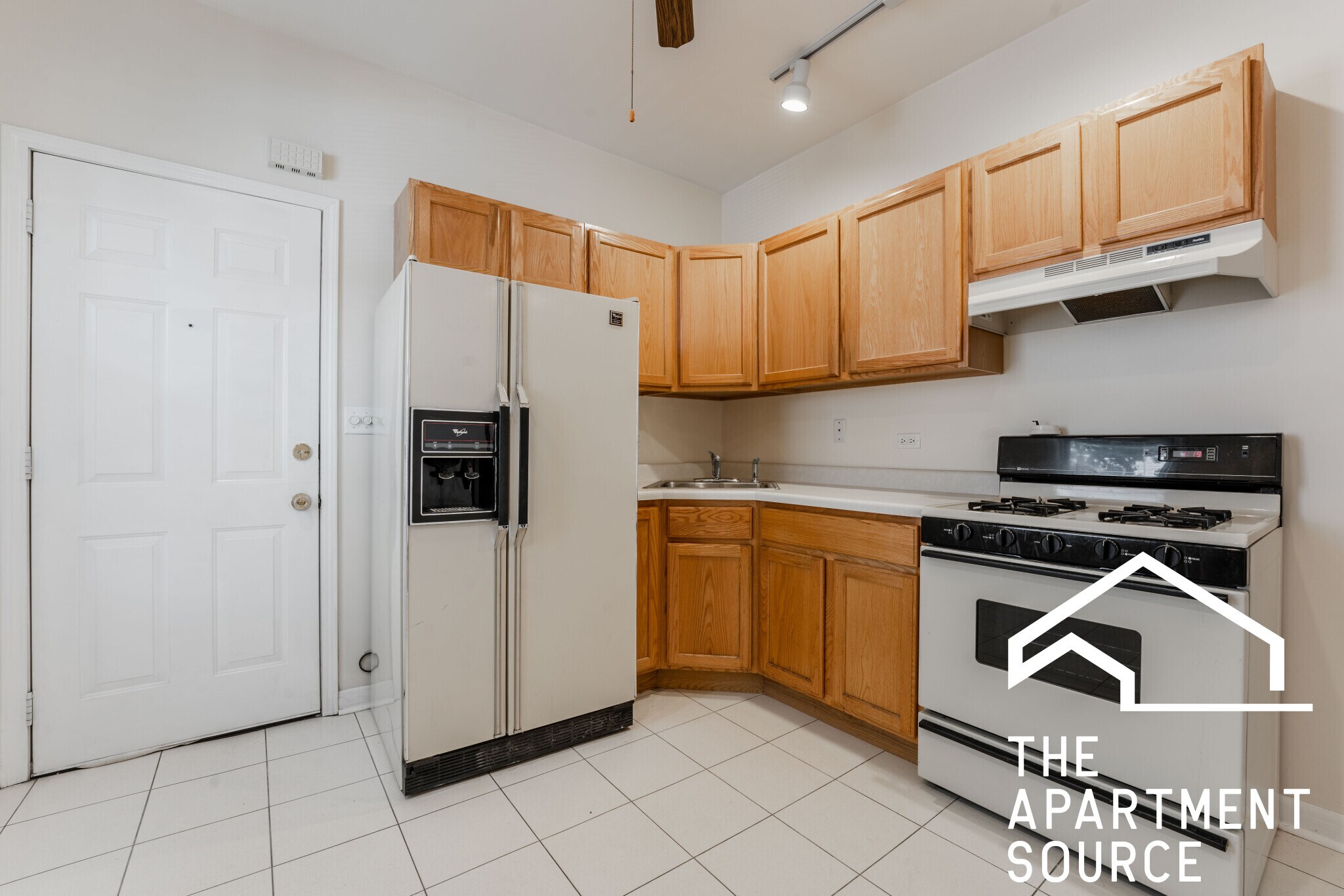 Building Photo - 2424 N Greenview Ave