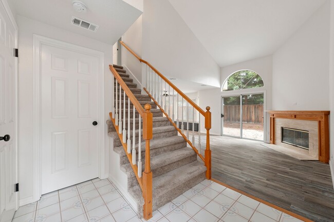 Building Photo - Newly Remodeled Townhome in Desirable Comm...