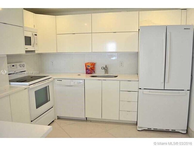 Building Photo - 905 Brickell Bay Dr