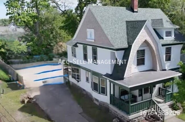 Building Photo - 643 Thomas St SE