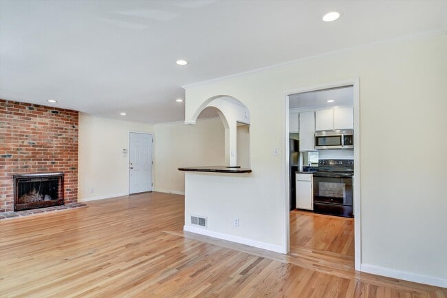 Building Photo - Spacious & Stylish Home in Pacifica’s Desirable Fairmont Neighborhood