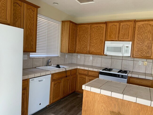 Building Photo - 6 BR 3 BA 2 Story home available in Visalia now