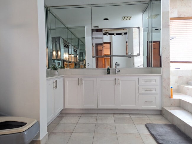 Building Photo - 2945 SW 18th St