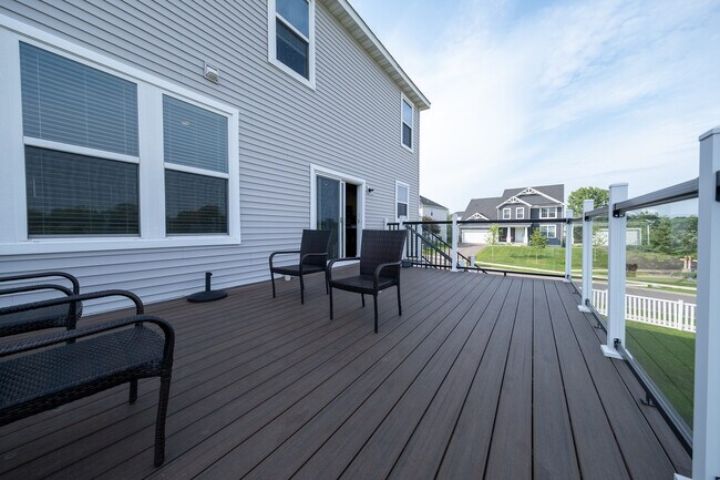 Building Photo - 5595 Queensland Ln N