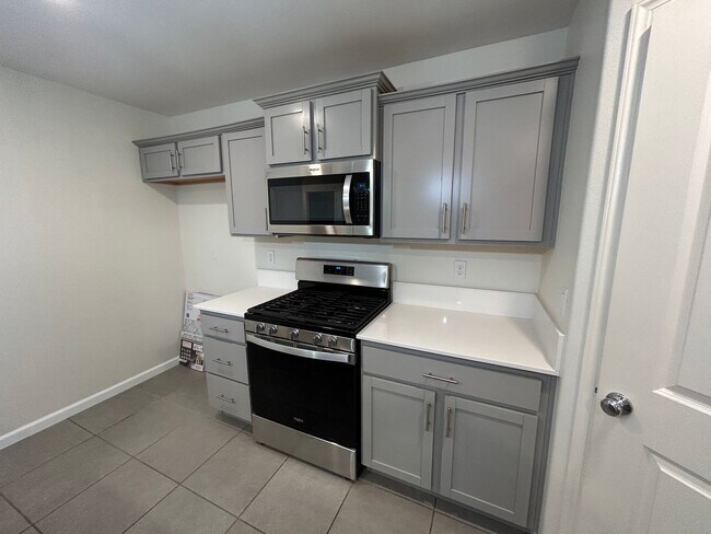 Building Photo - Spacious 5 Bedroom 4 Bathroom in Tulare!!
