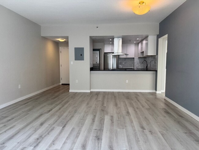 Building Photo - Newly Remodeled 1 Bed, 1 Bath Condo with O...