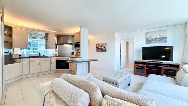Building Photo - 2 BED/2 BATH FURNISHED UNIT AT HIGHLY DESI...