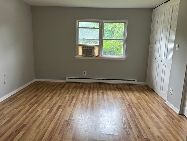Building Photo - 1 Bedroom Apartment---READY FOR MOVE IN!
