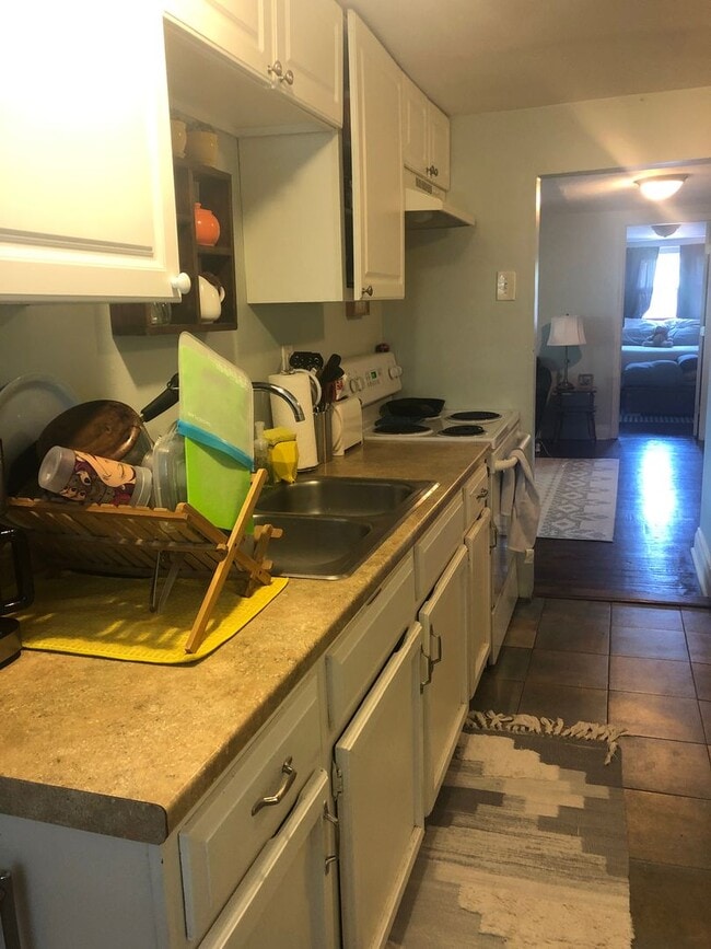 Building Photo - Charming 2 Bed/ 1 Bath upstairs Apartment ...