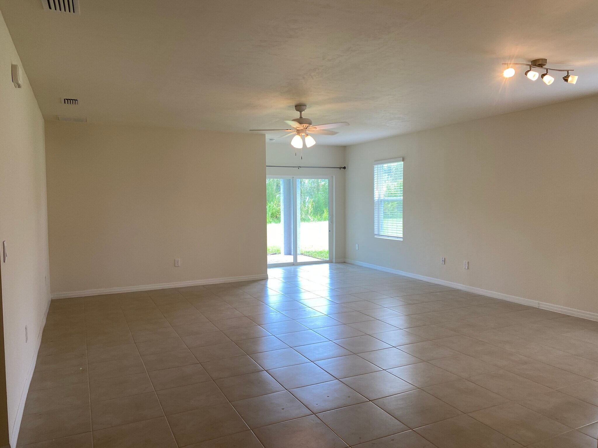 Building Photo - 636 SW 19th Ave