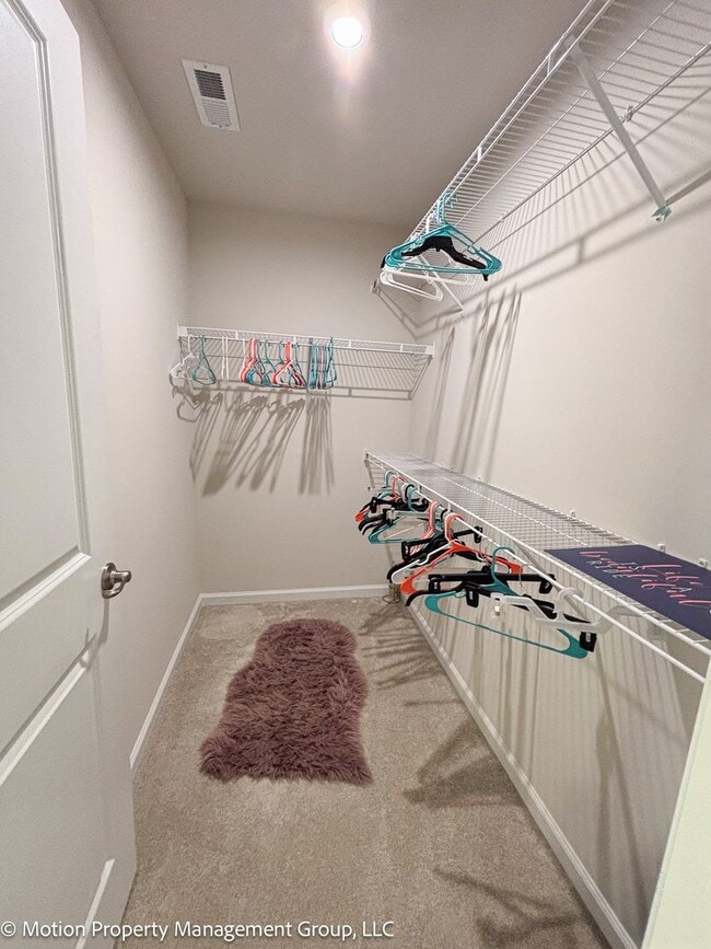 Building Photo - Fully Furnished Townhome!