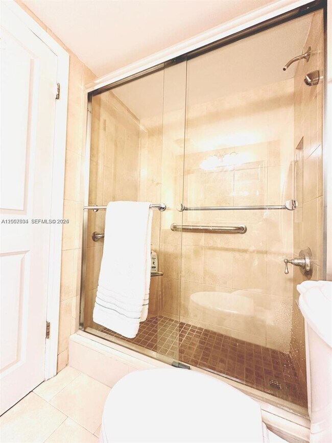 Building Photo - 2655 Collins Ave