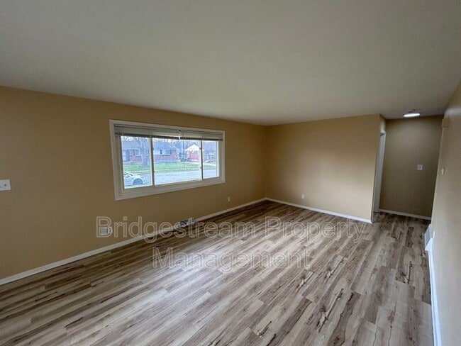 Building Photo - 22 Whispering Dr