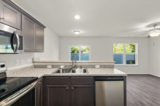 Building Photo - 2 Bed 2.5 Bath Townhome