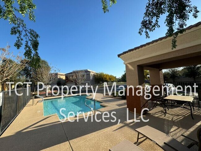 Building Photo - Updated and Low-Maintenance Townhome in Mesa!