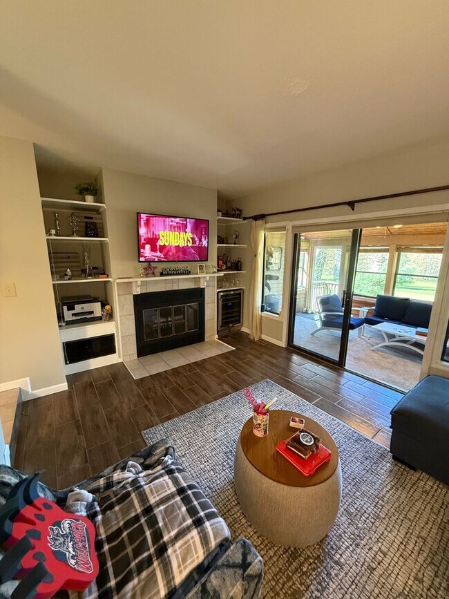 Building Photo - Farmington Woods Professional Townhouse Condo