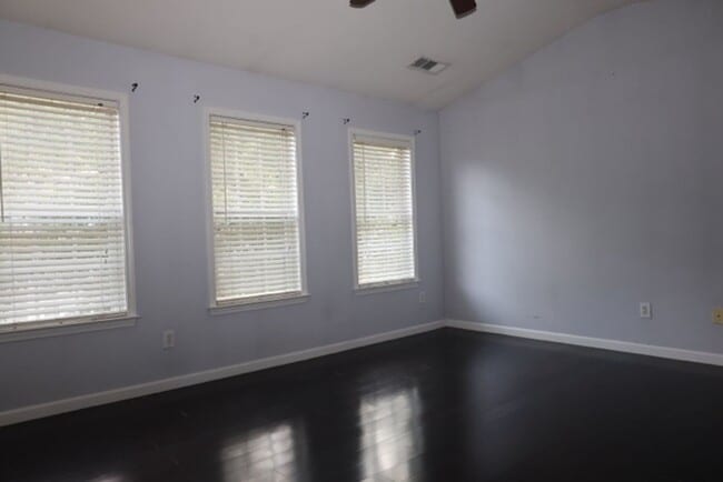 Building Photo - 3 Bedroom Townhome in the Heart of Dulth