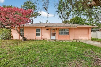 Building Photo - 3 Bedroom Home in Tavares – Available Now!