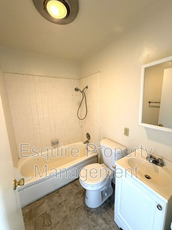 Building Photo - 2050 N Ventura Rd