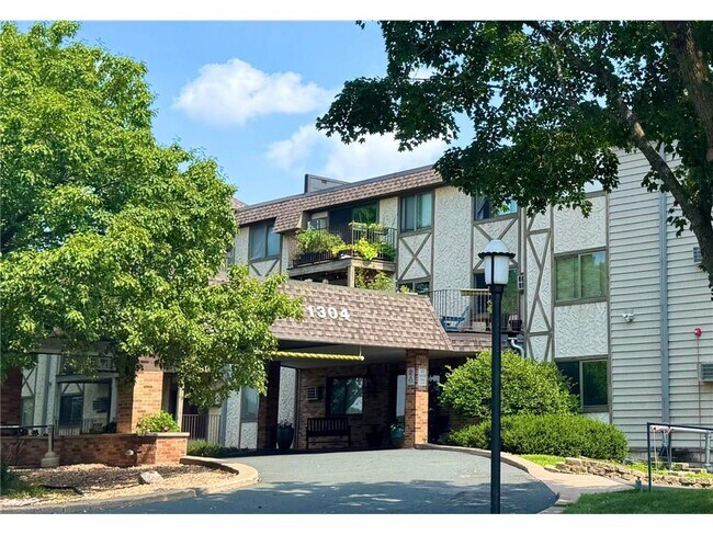 Building Photo - 1304 W Medicine Lake Dr