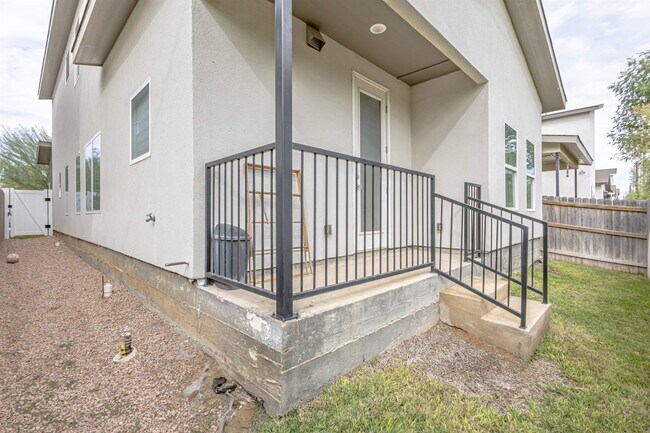 Building Photo - 423 Deer Path Lp