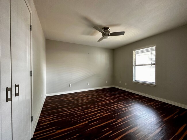 Building Photo - Updated 2/2 Condo Near Baylor!