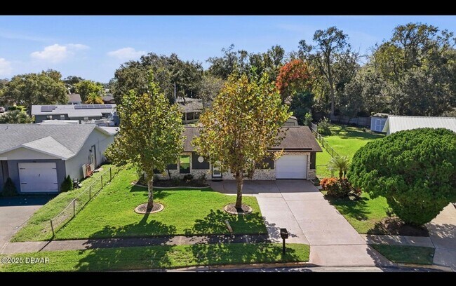 Building Photo - 3 Bedroom with Florida Room and Shed Available Now - Daytona Beach