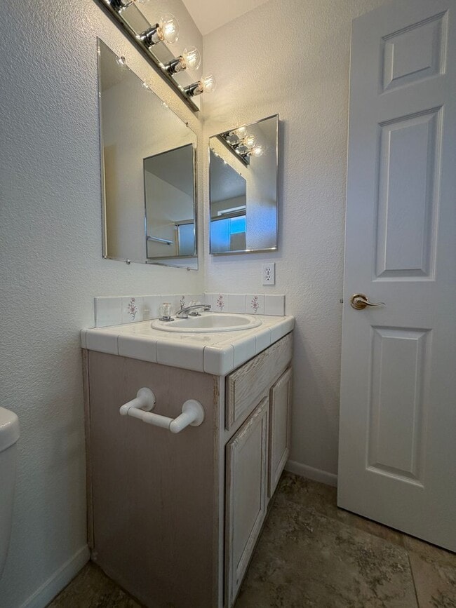 Building Photo - Centrally Located