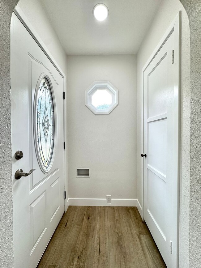 Building Photo - Charming 2 Bedroom Home Near Olivedale Par...