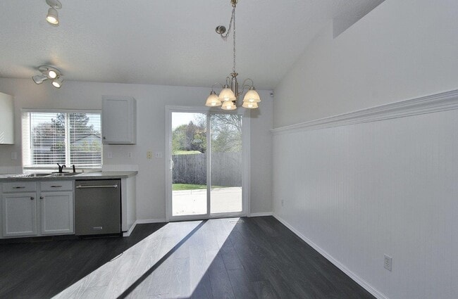 Building Photo - 725 E Wakely St