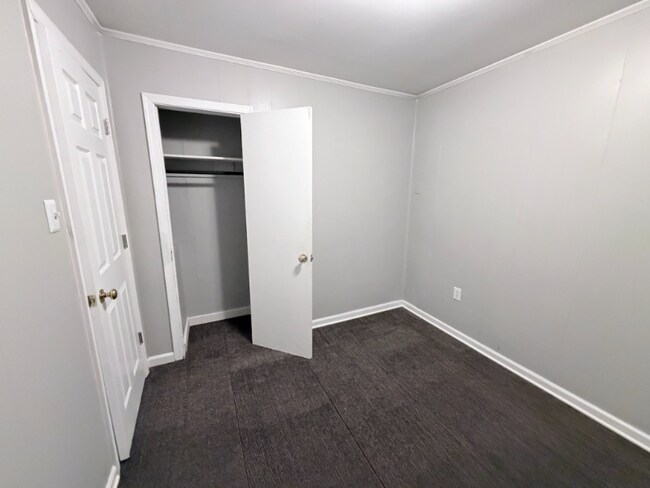 Building Photo - 205 Alesa Dr