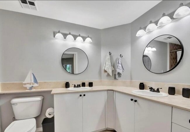 Building Photo - 804 E Windward Way