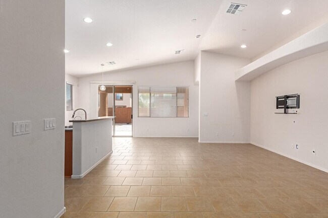 Building Photo - 15273 W Edgemont Ave