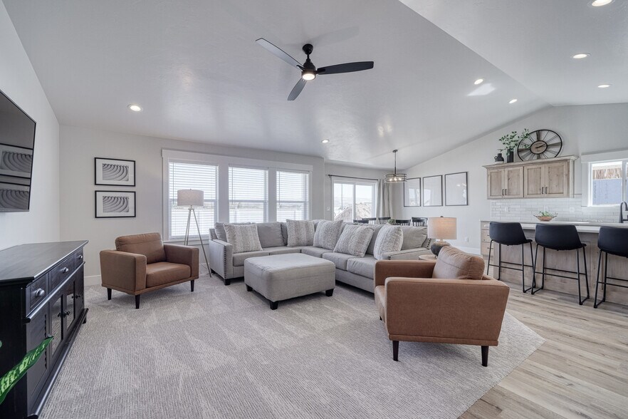 Building Photo - 1830 Mesa Canyon Dr