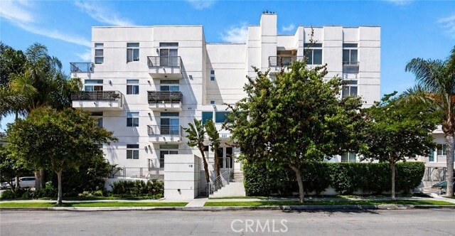 Building Photo - 401 N Serrano Ave