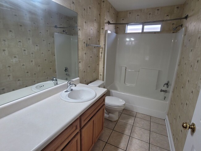Building Photo - MODERN 3/2 w/ Garage, Spa Tub, Wood Floors...