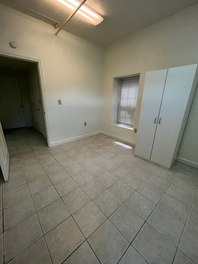 Building Photo - Prime location 2 Bedroom 1 Bath with Den D...