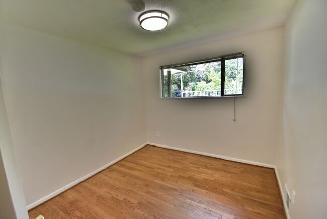 Building Photo - 3bd/1ba Seattle Home