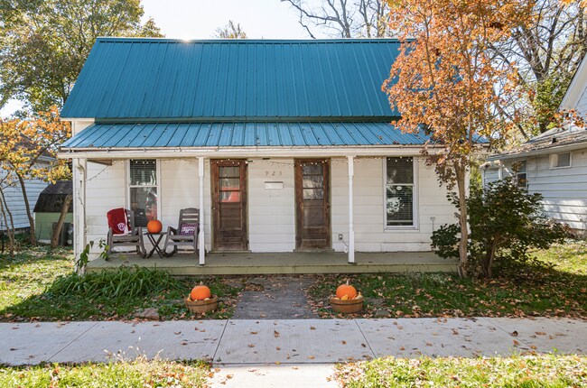 Primary Photo - 923 W 6th St