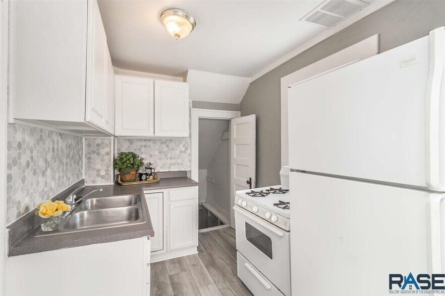 Kitchen - 926 N Walts Ave