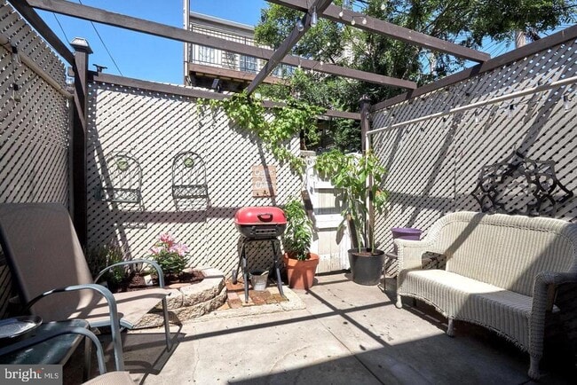 Building Photo - 518 S Luzerne Ave