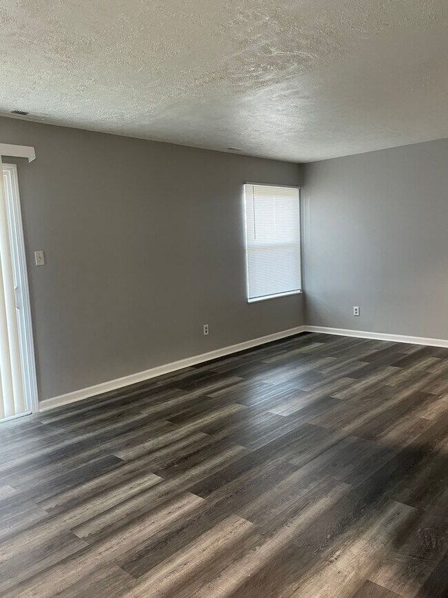 Building Photo - Remington On Rockville Living