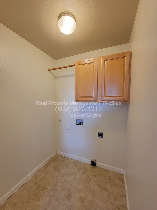 Building Photo - 4003 Segovia Dr