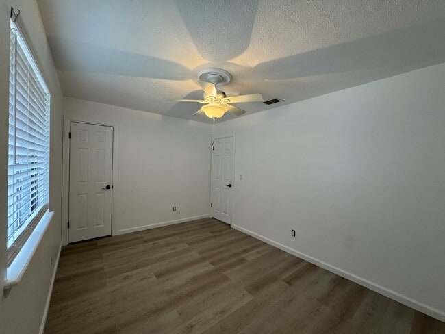 Building Photo - 2 Bedroom 1.5 bath Townhome - just RENOVATED