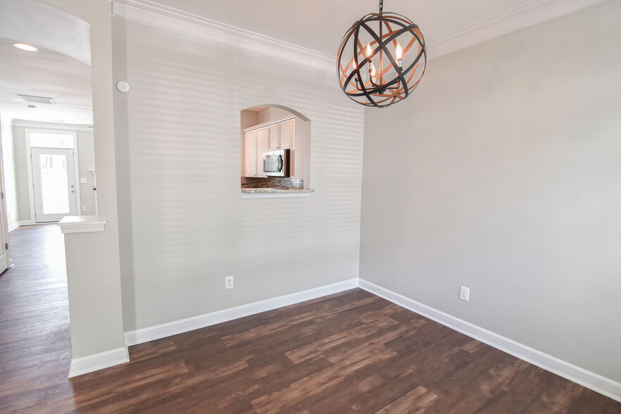 Building Photo - 2913 White Willow Rd