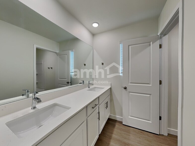 Building Photo - 1272 W Mahogany St