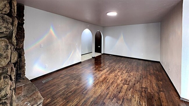Building Photo - 906 Garden Grove