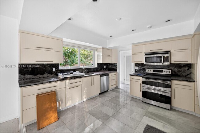 Building Photo - 1100 N Shore Dr