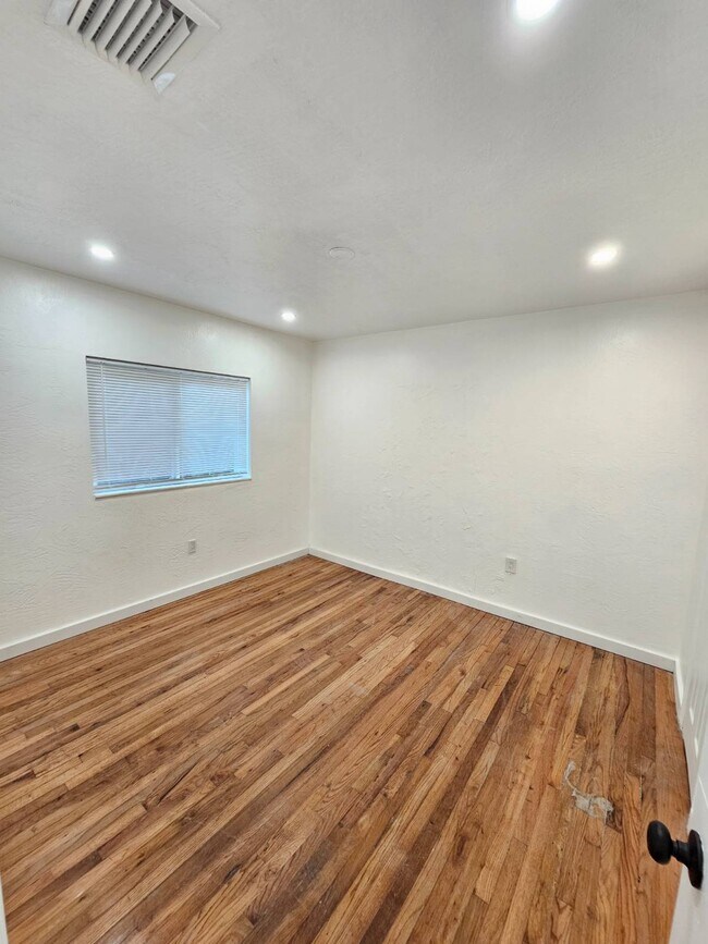 Building Photo - 300 SW 38th Ct