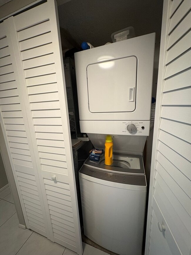 Building Photo - (55+) 1/1.5 WATERFRONT in Circle Bay Yacht Club